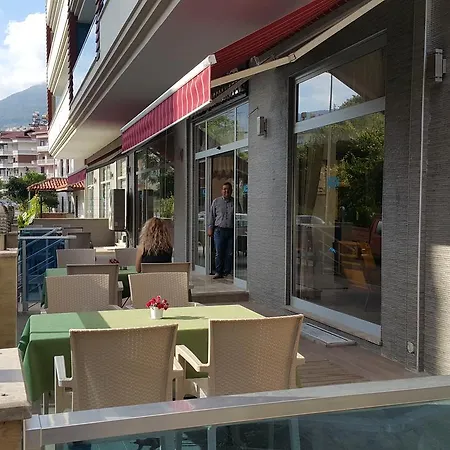 Aparthotel Midi̇ Family Sui̇Tes 3*