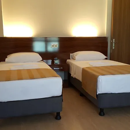 Aparthotel Midi̇ Family Sui̇Tes 3*